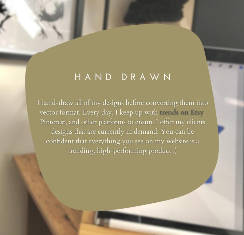 Peut inclure: Gros plan sur un rectangle arrondi de couleur beige avec l'inscription "HAND DRAWN" en blanc. Le texte d&eacute;crit le processus de conception, mentionnant Etsy et Pinterest. Arri&egrave;re-plan flou avec des &oelig;uvres d'art.
