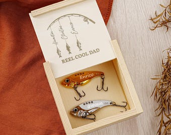 Esca da pesca personalizzata con scatola in legno, set di esche e amo personalizzato, regalo per papà, regalo di pesca per la festa del papà, ricordo inciso per papà