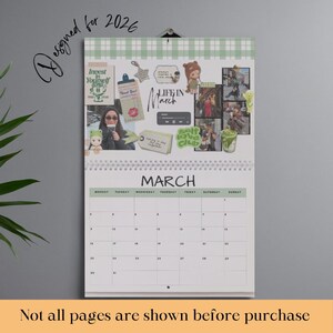 Puede incluir: Un calendario de pared para 2026 con un patr&oacute;n de cuadros verdes y blancos en la parte superior. El calendario presenta el mes de marzo, con fotos y pegatinas. El texto "Designed for 2026" est&aacute; escrito en cursiva. El texto "Not all pages are shown before purchase" est&aacute; en la parte inferior.
