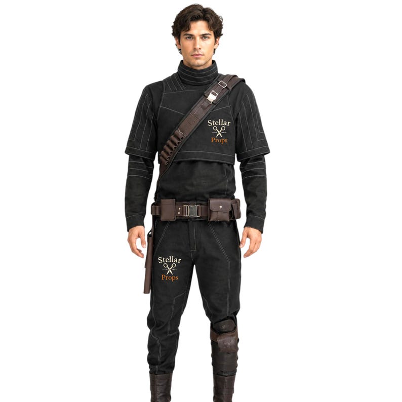Puede incluir: Traje negro con costuras blancas, con cuello alto, mangas largas y pantal&oacute;n a juego. Se incluye un cintur&oacute;n marr&oacute;n con bolsillos y una bandolera con cartucheras. El texto "Stellar Props" es visible.