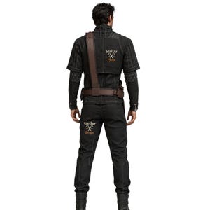 Puede incluir: Traje negro con detalles marrones, incluyendo una correa para el hombro y cintur&oacute;n. El atuendo presenta el texto "Stellar Props" en la espalda y los pantalones. El traje tiene un cuello alto y costuras detalladas.
