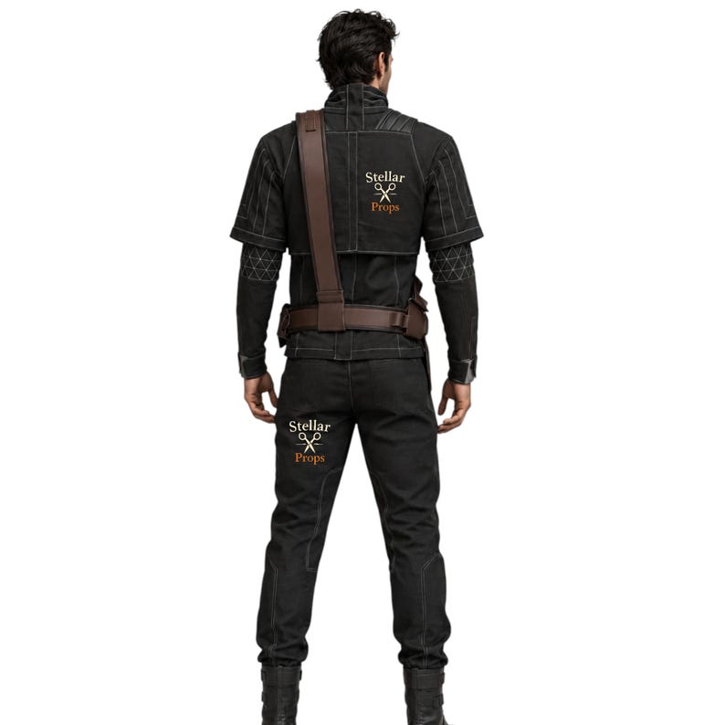 Puede incluir: Traje negro con detalles marrones, incluyendo una correa para el hombro y cintur&oacute;n. El atuendo presenta el texto "Stellar Props" en la espalda y los pantalones. El traje tiene un cuello alto y costuras detalladas.