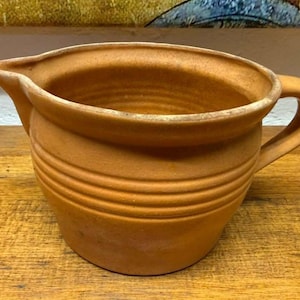 Vecchio vaso di terracotta, vaso con manico, ceramica da fattoria, brocca in gres con beccuccio
