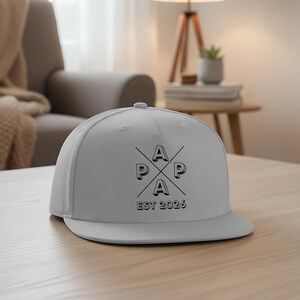 Personalisierte Papa Cap EST 2026 als stylisches Snapback Cap Herren, ideales Geschenk für Papa zum Geburtstag oder als Weihnachtsgeschenk Papa. Cooles Papa Cap mit personalisierbarem Frontdruck, perfekt als Geschenkidee für werdenden Papa, Vatertagsgeschenk oder Geschenk für Männer Papa. Hochwertige Papa Cappy aus 100 % Baumwoll-Twill, bequem & verstellbar. Moderne Dad Cap als Geschenk für Papa Geburtstag, Weihnachten Papa Geschenk Vater und persönliches Papa Geschenk.