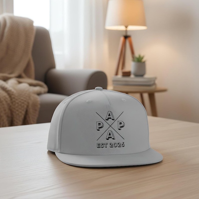 Personalisierte Papa Cap EST 2026 als stylisches Snapback Cap Herren, ideales Geschenk für Papa zum Geburtstag oder als Weihnachtsgeschenk Papa. Cooles Papa Cap mit personalisierbarem Frontdruck, perfekt als Geschenkidee für werdenden Papa, Vatertagsgeschenk oder Geschenk für Männer Papa. Hochwertige Papa Cappy aus 100 % Baumwoll-Twill, bequem & verstellbar. Moderne Dad Cap als Geschenk für Papa Geburtstag, Weihnachten Papa Geschenk Vater und persönliches Papa Geschenk.