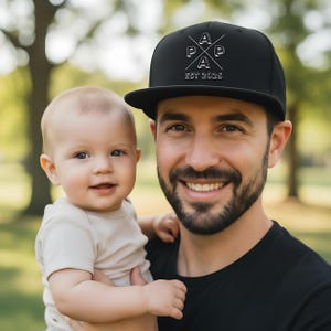 Personalisierte Papa Cap EST 2026 als stylisches Snapback Cap Herren, ideales Geschenk für Papa zum Geburtstag oder als Weihnachtsgeschenk Papa. Cooles Papa Cap mit personalisierbarem Frontdruck, perfekt als Geschenkidee für werdenden Papa, Vatertagsgeschenk oder Geschenk für Männer Papa. Hochwertige Papa Cappy aus 100 % Baumwoll-Twill, bequem & verstellbar. Moderne Dad Cap als Geschenk für Papa Geburtstag, Weihnachten Papa Geschenk Vater und persönliches Papa Geschenk.