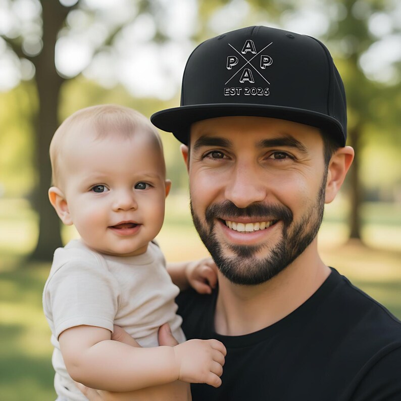 Personalisierte Papa Cap EST 2026 als stylisches Snapback Cap Herren, ideales Geschenk für Papa zum Geburtstag oder als Weihnachtsgeschenk Papa. Cooles Papa Cap mit personalisierbarem Frontdruck, perfekt als Geschenkidee für werdenden Papa, Vatertagsgeschenk oder Geschenk für Männer Papa. Hochwertige Papa Cappy aus 100 % Baumwoll-Twill, bequem & verstellbar. Moderne Dad Cap als Geschenk für Papa Geburtstag, Weihnachten Papa Geschenk Vater und persönliches Papa Geschenk.