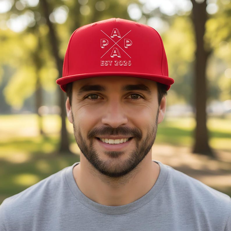 Personalisierte Papa Cap EST 2026 als stylisches Snapback Cap Herren, ideales Geschenk für Papa zum Geburtstag oder als Weihnachtsgeschenk Papa. Cooles Papa Cap mit personalisierbarem Frontdruck, perfekt als Geschenkidee für werdenden Papa, Vatertagsgeschenk oder Geschenk für Männer Papa. Hochwertige Papa Cappy aus 100 % Baumwoll-Twill, bequem & verstellbar. Moderne Dad Cap als Geschenk für Papa Geburtstag, Weihnachten Papa Geschenk Vater und persönliches Papa Geschenk.