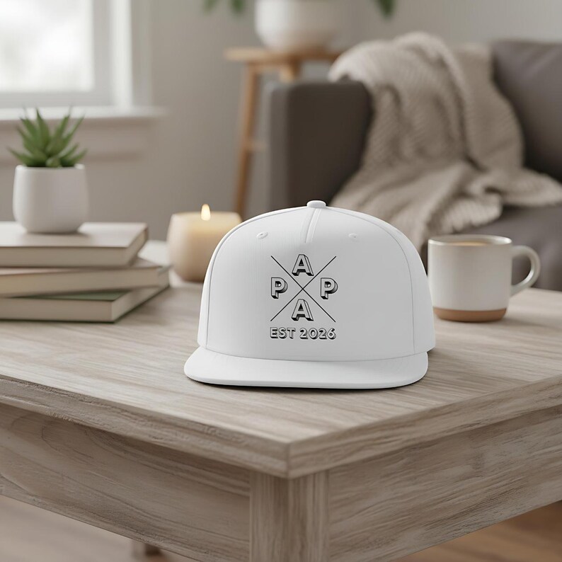 Personalisierte Papa Cap EST 2026 als stylisches Snapback Cap Herren, ideales Geschenk für Papa zum Geburtstag oder als Weihnachtsgeschenk Papa. Cooles Papa Cap mit personalisierbarem Frontdruck, perfekt als Geschenkidee für werdenden Papa, Vatertagsgeschenk oder Geschenk für Männer Papa. Hochwertige Papa Cappy aus 100 % Baumwoll-Twill, bequem & verstellbar. Moderne Dad Cap als Geschenk für Papa Geburtstag, Weihnachten Papa Geschenk Vater und persönliches Papa Geschenk.