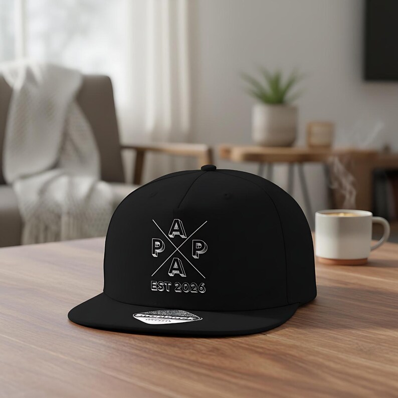 Personalisierte Papa Cap EST 2026 als stylisches Snapback Cap Herren, ideales Geschenk für Papa zum Geburtstag oder als Weihnachtsgeschenk Papa. Cooles Papa Cap mit personalisierbarem Frontdruck, perfekt als Geschenkidee für werdenden Papa, Vatertagsgeschenk oder Geschenk für Männer Papa. Hochwertige Papa Cappy aus 100 % Baumwoll-Twill, bequem & verstellbar. Moderne Dad Cap als Geschenk für Papa Geburtstag, Weihnachten Papa Geschenk Vater und persönliches Papa Geschenk.