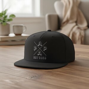 Personalisierte Papa Cap EST 2026 als stylisches Snapback Cap Herren, ideales Geschenk für Papa zum Geburtstag oder als Weihnachtsgeschenk Papa. Cooles Papa Cap mit personalisierbarem Frontdruck, perfekt als Geschenkidee für werdenden Papa, Vatertagsgeschenk oder Geschenk für Männer Papa. Hochwertige Papa Cappy aus 100 % Baumwoll-Twill, bequem & verstellbar. Moderne Dad Cap als Geschenk für Papa Geburtstag, Weihnachten Papa Geschenk Vater und persönliches Papa Geschenk.