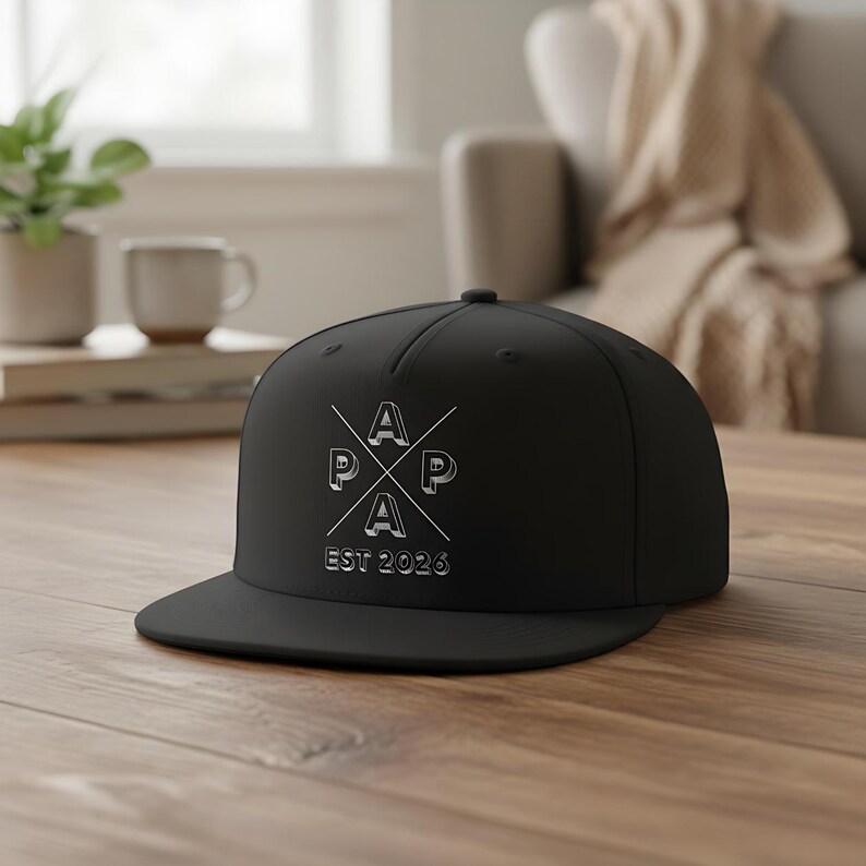 Personalisierte Papa Cap EST 2026 als stylisches Snapback Cap Herren, ideales Geschenk für Papa zum Geburtstag oder als Weihnachtsgeschenk Papa. Cooles Papa Cap mit personalisierbarem Frontdruck, perfekt als Geschenkidee für werdenden Papa, Vatertagsgeschenk oder Geschenk für Männer Papa. Hochwertige Papa Cappy aus 100 % Baumwoll-Twill, bequem & verstellbar. Moderne Dad Cap als Geschenk für Papa Geburtstag, Weihnachten Papa Geschenk Vater und persönliches Papa Geschenk.