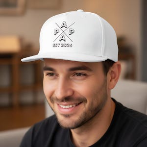 Personalisierte Papa Cap EST 2026 als stylisches Snapback Cap Herren, ideales Geschenk für Papa zum Geburtstag oder als Weihnachtsgeschenk Papa. Cooles Papa Cap mit personalisierbarem Frontdruck, perfekt als Geschenkidee für werdenden Papa, Vatertagsgeschenk oder Geschenk für Männer Papa. Hochwertige Papa Cappy aus 100 % Baumwoll-Twill, bequem & verstellbar. Moderne Dad Cap als Geschenk für Papa Geburtstag, Weihnachten Papa Geschenk Vater und persönliches Papa Geschenk.