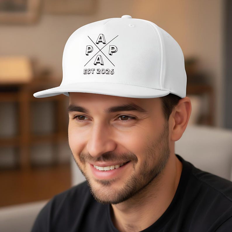 Personalisierte Papa Cap EST 2026 als stylisches Snapback Cap Herren, ideales Geschenk für Papa zum Geburtstag oder als Weihnachtsgeschenk Papa. Cooles Papa Cap mit personalisierbarem Frontdruck, perfekt als Geschenkidee für werdenden Papa, Vatertagsgeschenk oder Geschenk für Männer Papa. Hochwertige Papa Cappy aus 100 % Baumwoll-Twill, bequem & verstellbar. Moderne Dad Cap als Geschenk für Papa Geburtstag, Weihnachten Papa Geschenk Vater und persönliches Papa Geschenk.