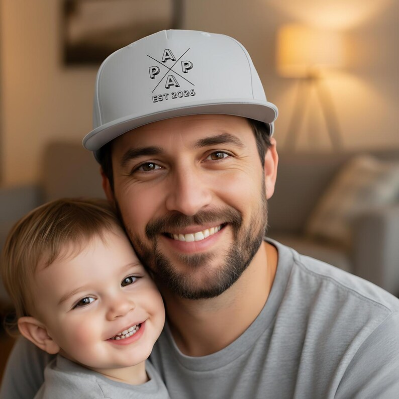 Personalisierte Papa Cap EST 2026 als stylisches Snapback Cap Herren, ideales Geschenk für Papa zum Geburtstag oder als Weihnachtsgeschenk Papa. Cooles Papa Cap mit personalisierbarem Frontdruck, perfekt als Geschenkidee für werdenden Papa, Vatertagsgeschenk oder Geschenk für Männer Papa. Hochwertige Papa Cappy aus 100 % Baumwoll-Twill, bequem & verstellbar. Moderne Dad Cap als Geschenk für Papa Geburtstag, Weihnachten Papa Geschenk Vater und persönliches Papa Geschenk.