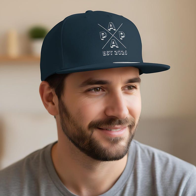 Personalisierte Papa Cap EST 2026 als stylisches Snapback Cap Herren, ideales Geschenk für Papa zum Geburtstag oder als Weihnachtsgeschenk Papa. Cooles Papa Cap mit personalisierbarem Frontdruck, perfekt als Geschenkidee für werdenden Papa, Vatertagsgeschenk oder Geschenk für Männer Papa. Hochwertige Papa Cappy aus 100 % Baumwoll-Twill, bequem & verstellbar. Moderne Dad Cap als Geschenk für Papa Geburtstag, Weihnachten Papa Geschenk Vater und persönliches Papa Geschenk.