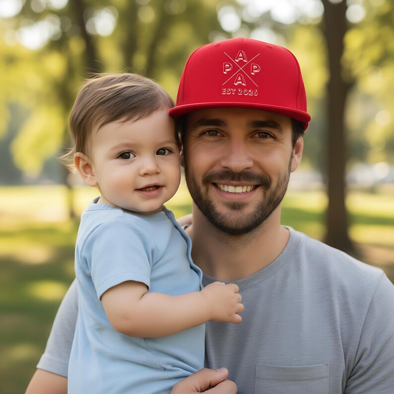 Personalisierte Papa Cap EST 2026 als stylisches Snapback Cap Herren, ideales Geschenk für Papa zum Geburtstag oder als Weihnachtsgeschenk Papa. Cooles Papa Cap mit personalisierbarem Frontdruck, perfekt als Geschenkidee für werdenden Papa, Vatertagsgeschenk oder Geschenk für Männer Papa. Hochwertige Papa Cappy aus 100 % Baumwoll-Twill, bequem & verstellbar. Moderne Dad Cap als Geschenk für Papa Geburtstag, Weihnachten Papa Geschenk Vater und persönliches Papa Geschenk.