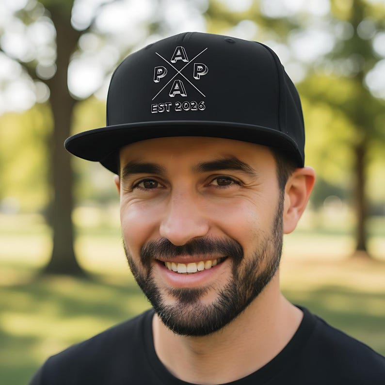 Personalisierte Papa Cap EST 2026 als stylisches Snapback Cap Herren, ideales Geschenk für Papa zum Geburtstag oder als Weihnachtsgeschenk Papa. Cooles Papa Cap mit personalisierbarem Frontdruck, perfekt als Geschenkidee für werdenden Papa, Vatertagsgeschenk oder Geschenk für Männer Papa. Hochwertige Papa Cappy aus 100 % Baumwoll-Twill, bequem & verstellbar. Moderne Dad Cap als Geschenk für Papa Geburtstag, Weihnachten Papa Geschenk Vater und persönliches Papa Geschenk.