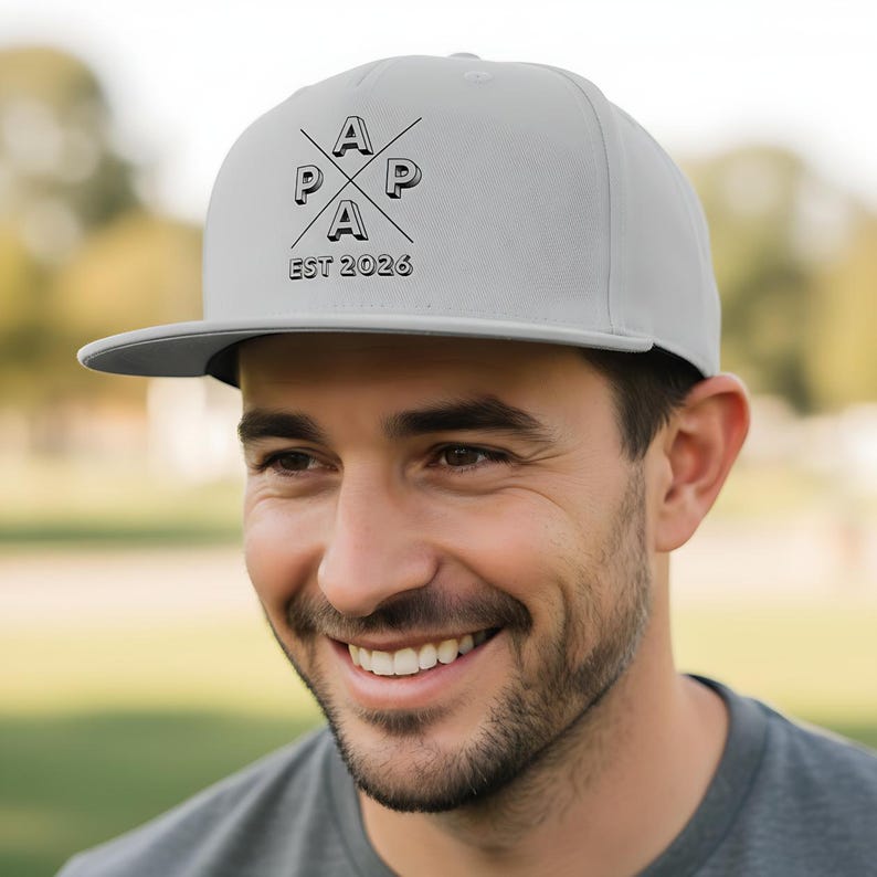 Personalisierte Papa Cap EST 2026 als stylisches Snapback Cap Herren, ideales Geschenk für Papa zum Geburtstag oder als Weihnachtsgeschenk Papa. Cooles Papa Cap mit personalisierbarem Frontdruck, perfekt als Geschenkidee für werdenden Papa, Vatertagsgeschenk oder Geschenk für Männer Papa. Hochwertige Papa Cappy aus 100 % Baumwoll-Twill, bequem & verstellbar. Moderne Dad Cap als Geschenk für Papa Geburtstag, Weihnachten Papa Geschenk Vater und persönliches Papa Geschenk.