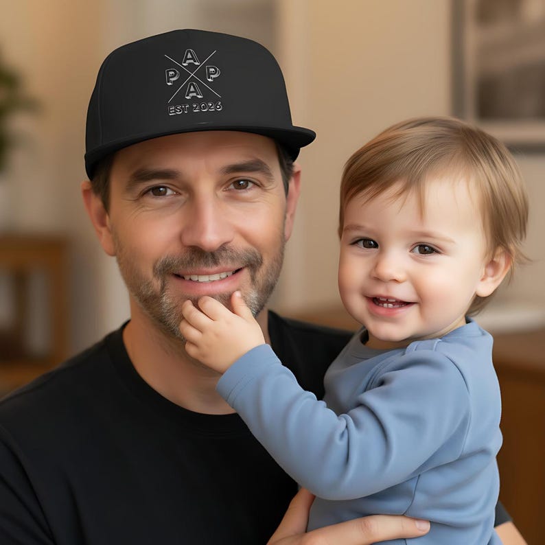Personalisierte Papa Cap EST 2026 als stylisches Snapback Cap Herren, ideales Geschenk für Papa zum Geburtstag oder als Weihnachtsgeschenk Papa. Cooles Papa Cap mit personalisierbarem Frontdruck, perfekt als Geschenkidee für werdenden Papa, Vatertagsgeschenk oder Geschenk für Männer Papa. Hochwertige Papa Cappy aus 100 % Baumwoll-Twill, bequem & verstellbar. Moderne Dad Cap als Geschenk für Papa Geburtstag, Weihnachten Papa Geschenk Vater und persönliches Papa Geschenk.