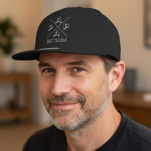 Personalisierte Papa Cap EST 2026 als stylisches Snapback Cap Herren, ideales Geschenk für Papa zum Geburtstag oder als Weihnachtsgeschenk Papa. Cooles Papa Cap mit personalisierbarem Frontdruck, perfekt als Geschenkidee für werdenden Papa, Vatertagsgeschenk oder Geschenk für Männer Papa. Hochwertige Papa Cappy aus 100 % Baumwoll-Twill, bequem & verstellbar. Moderne Dad Cap als Geschenk für Papa Geburtstag, Weihnachten Papa Geschenk Vater und persönliches Papa Geschenk.
