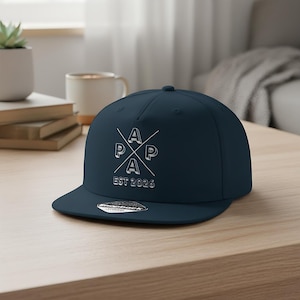 Personalisierte Papa Cap EST 2026 als stylisches Snapback Cap Herren, ideales Geschenk für Papa zum Geburtstag oder als Weihnachtsgeschenk Papa. Cooles Papa Cap mit personalisierbarem Frontdruck, perfekt als Geschenkidee für werdenden Papa, Vatertagsgeschenk oder Geschenk für Männer Papa. Hochwertige Papa Cappy aus 100 % Baumwoll-Twill, bequem & verstellbar. Moderne Dad Cap als Geschenk für Papa Geburtstag, Weihnachten Papa Geschenk Vater und persönliches Papa Geschenk.