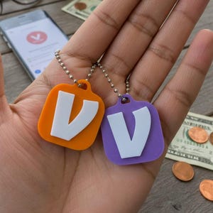 Peut inclure: Une tasse en céramique blanche avec une anse noire et le texte "But First, Coffee" en gras noir. La tasse est posée sur un fond flou, suggérant un cadre chaleureux.