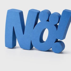 Könnte beinhalten: Ein blaues Dekoschild mit dem Wort "No!" in einer fetten, serifenlosen Schriftart. Das Ausrufezeichen ist deutlich sichtbar. Das Schild ist ein fester, dreidimensionaler Gegenstand, wahrscheinlich aus Schaumstoff oder einem ähnlichen Material.