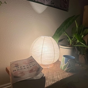 Lampada da tavolo a LED Nordic Wabi-Sabi: lampada minimalista giapponese in carta di riso per camera da letto, soggiorno o ufficio / lampada decorativa Zen con luce calda.