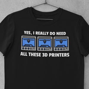 以下が含まれることがあります： 黒いTシャツに白い文字で「YES, I REALLY DO NEED ALL THESE 3D PRINTERS」と書いてあります。テキストは3つの3Dプリンターのアイコンの列の上にあります。