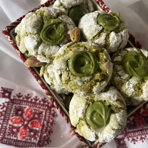 Ghriba marocaine à la pistache et aux mandes – Gâteau fait maison, moelleux et légèrement craquelé, parfait avec a the or a café.