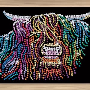 Könnte beinhalten: Ein farbenfrohes, funkelndes Bild einer Highland-Kuh, das mit einem Mosaik aus schillernden Edelsteinen erstellt wurde. Das Kunstwerk hat einen schwarzen Hintergrund und ist in einem hellen Holzrahmen eingefasst. Die Kuh ist in Blau-, Grün-, Lila-, Orange- und Gelbtönen dargestellt.