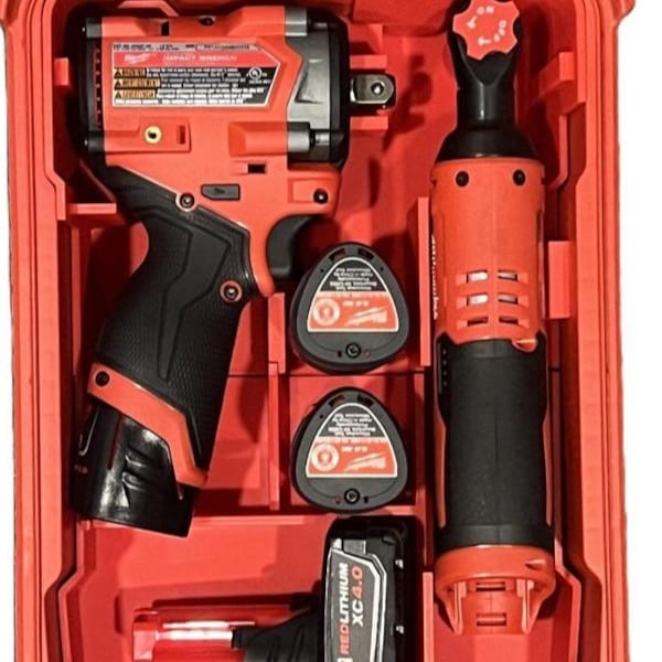 Klucz udarowy Milwaukee M12 Stubby z grzechotką 3/8" i dodatkowymi uchwytami na baterie. BRAK NARZĘDZI W ZESTAWIE.