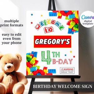 Puede incluir: Un letrero de bienvenida de cumpleaños blanco sobre un caballete negro. El letrero dice "Welcome to Gregory's 4th B-Day" con letras coloridas estilo bloque. El letrero está decorado con bloques de juguete coloridos y estrellas. Un oso de peluche está a la izquierda.