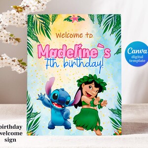 Puede incluir: Un colorido letrero de bienvenida de cumplea&ntilde;os con los personajes Stitch y Lilo. El letrero dice "Welcome to Madeline's 7th birthday!" en texto rosa y azul, rodeado de hojas tropicales y un logotipo de Canva digital template.