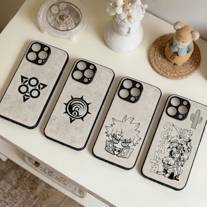 Op de afbeelding: Set van drie keramische mokken met een gespikkelde, matte afwerking. De mokken zijn in crème, lichtgrijs en donkergrijs. Elke mok heeft een eenvoudig, minimalistisch ontwerp en een afgeronde handgreep. Voor koffie of thee.