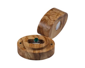 Precious olive or apricot wood case with integrated lens: admire every detail of your ring in a unique way.