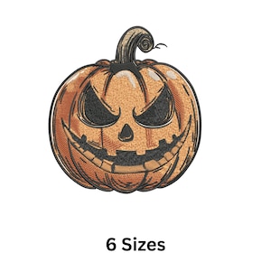 以下が含まれることがあります： ハロウィーンに最適な、不気味な顔の刺繍されたオレンジ色のカボチャ。カボチャは暗い茎とステッチのデザインをしています。「6サイズ」の文字がカボチャの下にあります。