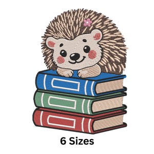 Può includere: Un riccio marrone e beige con un fiore rosa sulla testa è seduto su una pila di tre libri. I libri sono blu, verdi e rossi. Il testo "6 taglie" è sotto i libri.