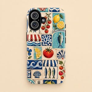 Puede incluir: Una funda para smartphone con un patrón de azulejos de ilustraciones de inspiración mediterránea, que incluye tomates rojos en rama, rodajas de limón amarillo, olas azules, toldos a rayas, conchas marinas y pequeños peces plateados.