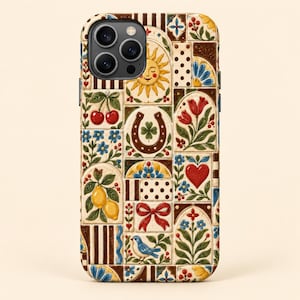 Puede incluir: Una funda para smartphone con un patrón de mosaico de azulejos con diversas ilustraciones que incluyen un sol amarillo, cerezas rojas, una herradura marrón, tulipanes rojos, un corazón rojo, limones amarillos, un lazo rojo y un pájaro azul.