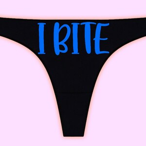 I BITE no.2 Strings | 20 Farben & S-&gt;3XL | Hochzeitsgeschenk | Jubiläumsgeschenk | Geschenk für sie | Junggesellinnenabschied Geschenk