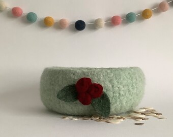 FELTED 'FUSSPOT' bowl/ desk tidy .'Darling Buds'  (   green bowl with red rosebud corsage) ....UK seller..ready to ship......