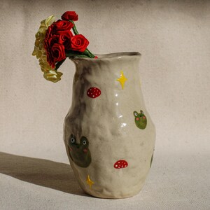 Handgemachte Keramik Frosch Vase: Wunderliche Steingut-Keramik, hergestellt in den Niederlanden