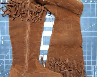Minnetonka kniehoge mocassins met franjes en ritssluiting