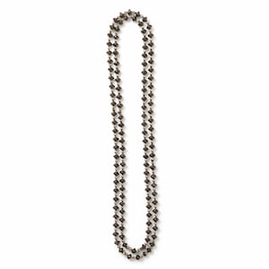 Puede incluir: Un collar largo de cuentas marrón oscuro con un patrón repetitivo en forma de diamante. El collar se muestra sobre un fondo blanco, mostrando su longitud y diseño. Las cuentas parecen pequeñas y de tamaño uniforme.