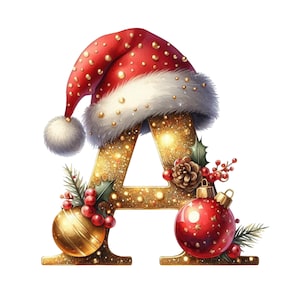 Könnte beinhalten: Ein festliches, goldenes "A" mit Weihnachtsdekoration. Es zeigt einen Weihnachtsmannhut, Christbaumkugeln, Tannennadeln und Beeren. Der Buchstabe ist mit Glitzer und Funkeln verziert.