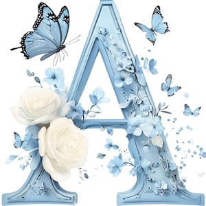 Könnte beinhalten: Ein hellblauer Buchstabe "A", verziert mit weißen Rosen, blauen Blumen und mehreren blauen Schmetterlingen. Der Buchstabe hat ein florales Design und ist vor einem weißen Hintergrund platziert. Die Schmetterlinge haben schwarze Markierungen.