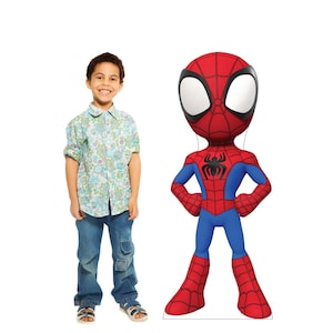 Puede incluir: Una figura de Spider-Man de estilo caricatura con un traje cl&aacute;sico rojo y azul, con un emblema de ara&ntilde;a negra en el pecho. La figura tiene ojos blancos grandes y est&aacute; de pie con los brazos en jarras. La figura mide aproximadamente 122 cm de altura.