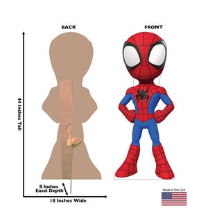 Puede incluir: Un recorte de cart&oacute;n de Spider-Man, con un traje rojo y azul y un emblema de ara&ntilde;a negro. El recorte mide 112 cm de alto, 46 cm de ancho y 20 cm de profundidad. La parte trasera del recorte es visible a la izquierda. Hecho en EE. UU.